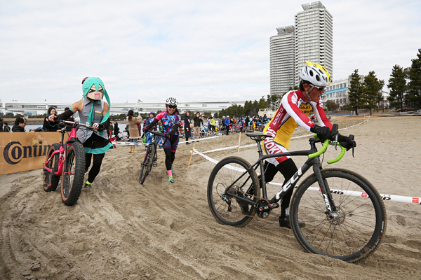『Cyclist』編集部が「砂地獄」に挑戦 シクロクロス東京「エンデューロ90分」をリポート